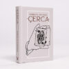An image of the book "Cerca" by Roberto Mansilla showcasing a magic card trick.