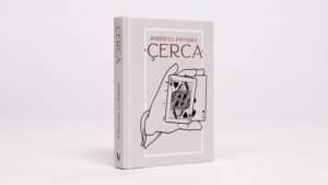 An image of the book "Cerca" by Roberto Mansilla showcasing a magic card trick.