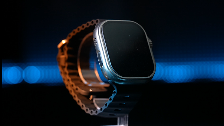 Modern smartwatch featuring the Amor Watch modular magic system, showcasing innovative design and cu.